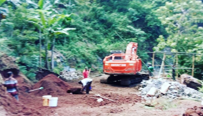 Jalur jalan penghubung dari Desa Reka ke Wolokota yang akan di kerjakan (Foto: Chen Rasi/Savanaparadise.com)