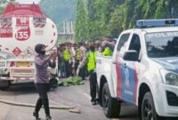 Satlantas Polres Ende sedang mengamankan lokasi pasca kejadian Lakalantas di kampung Pu'u Mbara, Desa Raterua (Foto: Chen Rasi/Savanaparadise.com)