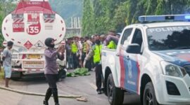 Satlantas Polres Ende sedang mengamankan lokasi pasca kejadian Lakalantas di kampung Pu'u Mbara, Desa Raterua (Foto: Chen Rasi/Savanaparadise.com)