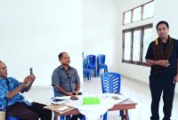 Wakil Ketua DPRD Kabupaten Ende, Oktafianus Moa Mesi saat memberikan sambutan dalam rangka kunjungan perdananya ke Yasukel (Foto: Chen Rasi/Savanaparadise.com)