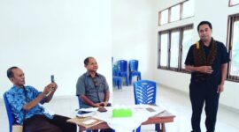 Wakil Ketua DPRD Kabupaten Ende, Oktafianus Moa Mesi saat memberikan sambutan dalam rangka kunjungan perdananya ke Yasukel (Foto: Chen Rasi/Savanaparadise.com)