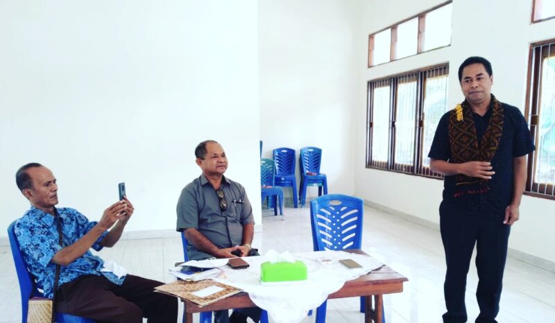 Wakil Ketua DPRD Kabupaten Ende, Oktafianus Moa Mesi saat memberikan sambutan dalam rangka kunjungan perdananya ke Yasukel (Foto: Chen Rasi/Savanaparadise.com)
