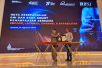 JAKARTA, Wakil Direktur Utama BNI Adi Sulistyowati (kiri) dan Direktur Utama Bank Sumut Rahmat Fadillah Pohan (kanan) pasca menandatangani Nota Kesepahaman (MoU) tentang Program Orange Synergy di Menara BNI Pejompongan Jakarta, Rabu (10/8/2022). 

Melalui Orange Synergy, Bank Sumut dapat memperluas diversifikasi produk dan layananperbankan. Demikian halnya dengan BNI yang dapat memperluas layanan terkait dengan pembayaran pajak dan retribusi daerah di Sumatera Utara melalui Channel ATM, Mobile Banking, Keagenan, serta Outlet BNI.Foto Dok BNI