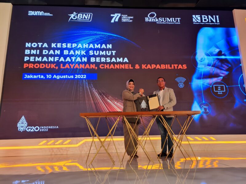 JAKARTA, Wakil Direktur Utama BNI Adi Sulistyowati (kiri) dan Direktur Utama Bank Sumut Rahmat Fadillah Pohan (kanan) pasca menandatangani Nota Kesepahaman (MoU) tentang Program Orange Synergy di Menara BNI Pejompongan Jakarta, Rabu (10/8/2022). 

Melalui Orange Synergy, Bank Sumut dapat memperluas diversifikasi produk dan layananperbankan. Demikian halnya dengan BNI yang dapat memperluas layanan terkait dengan pembayaran pajak dan retribusi daerah di Sumatera Utara melalui Channel ATM, Mobile Banking, Keagenan, serta Outlet BNI.Foto Dok BNI