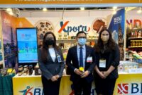 
HONG KONG -- (Ki-ka) GM BNI Hong Kong Endah Tjahyani, Konsul Jenderal RI di Hong Kong Ricky Suhendar, dan Head of FI BNI Hong Kong Icha Purliasih dalam Food Expo Hong Kong 2022, Kamis (11/8/2022).

BNI terus aktif mencari buyer potensial untuk dapat membawa produk UMKM untuk Go-Global ke Hong Kong guna terus mendorong transaksi trade dan membantu produk Indonesia bisa masuk dan diterima di pasar lokal Hong Kong.Foto Dok BNI