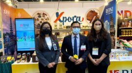 
HONG KONG -- (Ki-ka) GM BNI Hong Kong Endah Tjahyani, Konsul Jenderal RI di Hong Kong Ricky Suhendar, dan Head of FI BNI Hong Kong Icha Purliasih dalam Food Expo Hong Kong 2022, Kamis (11/8/2022).

BNI terus aktif mencari buyer potensial untuk dapat membawa produk UMKM untuk Go-Global ke Hong Kong guna terus mendorong transaksi trade dan membantu produk Indonesia bisa masuk dan diterima di pasar lokal Hong Kong.Foto Dok BNI