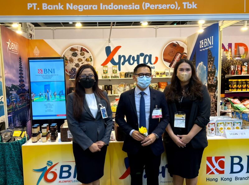 
HONG KONG -- (Ki-ka) GM BNI Hong Kong Endah Tjahyani, Konsul Jenderal RI di Hong Kong Ricky Suhendar, dan Head of FI BNI Hong Kong Icha Purliasih dalam Food Expo Hong Kong 2022, Kamis (11/8/2022).

BNI terus aktif mencari buyer potensial untuk dapat membawa produk UMKM untuk Go-Global ke Hong Kong guna terus mendorong transaksi trade dan membantu produk Indonesia bisa masuk dan diterima di pasar lokal Hong Kong.Foto Dok BNI