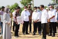 
*BNI Dukung Taxi Alsistan --* Presiden Joko Widodo (keempat kanan), Menteri Pertanian Syahrul Yasin Limpo (keenam kanan), Menteri PUPR Basuki Hadimuljono (paling kanan), Gubernur Jawa Timur Khofifah Indar Parawansa (ketiga kanan), Direktur Utama BNI Royke Tumilaar (kedua kanan), Direktur Hubungan Kelembagaan BNI Sis Apik Wijayanto (tengah), Direktur Jenderal Perkebunan Andi Nur Alam Syah (kelima kanan), dan Direktur Utama PT Corin Mulia Gemilang Jemmy Eka Putra (ketujuh kanan) dalam acara  Peluncuran Program Taksi Alsintan oleh BNI dan Kementerian Pertanian di Gresik, Jawa Timur, Senin (22/8/2022).

BNI sebagai agen pembangunan berkomitmen untuk mendukung ketahanan sekaligus penguatan sektor agrikultur pangan nasional khususnya dengan model pengelolaan tata kelola usaha jasa alsintan dengan sistem sewa atau kepemilikan melalui skim kredit perbankan. Foto Dok BNI 