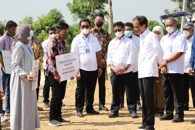 
*BNI Dukung Taxi Alsistan --* Presiden Joko Widodo (keempat kanan), Menteri Pertanian Syahrul Yasin Limpo (keenam kanan), Menteri PUPR Basuki Hadimuljono (paling kanan), Gubernur Jawa Timur Khofifah Indar Parawansa (ketiga kanan), Direktur Utama BNI Royke Tumilaar (kedua kanan), Direktur Hubungan Kelembagaan BNI Sis Apik Wijayanto (tengah), Direktur Jenderal Perkebunan Andi Nur Alam Syah (kelima kanan), dan Direktur Utama PT Corin Mulia Gemilang Jemmy Eka Putra (ketujuh kanan) dalam acara  Peluncuran Program Taksi Alsintan oleh BNI dan Kementerian Pertanian di Gresik, Jawa Timur, Senin (22/8/2022).

BNI sebagai agen pembangunan berkomitmen untuk mendukung ketahanan sekaligus penguatan sektor agrikultur pangan nasional khususnya dengan model pengelolaan tata kelola usaha jasa alsintan dengan sistem sewa atau kepemilikan melalui skim kredit perbankan. Foto Dok BNI 
