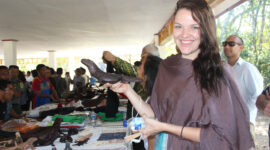 Salah satu wisatawan mancanegara memegang Suvenir berbentuk Komodo hasil ukiran masyarakat lokal di Kabupaten Manggarai Barat/Foto : Fidel/Fortuna.press