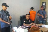 Kasat Reskrim Polres Ende, Yance Kadiaman saat memberikan keterangan pers soal kasus pornografi (Foto: Chen Rasi/Savanaparadise.com)