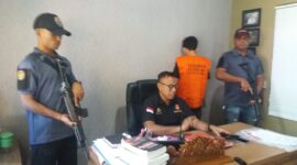 Kasat Reskrim Polres Ende, Yance Kadiaman saat memberikan keterangan pers soal kasus pornografi (Foto: Chen Rasi/Savanaparadise.com)
