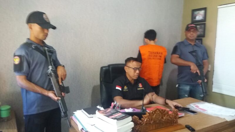 Kasat Reskrim Polres Ende, Yance Kadiaman saat memberikan keterangan pers soal kasus pornografi (Foto: Chen Rasi/Savanaparadise.com)