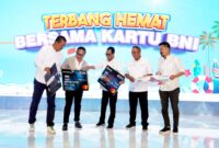 *Tiket Terjangkau ---* (Ki - Ka) Direktur Utama Garuda Indonesia Irfan Setiaputra, *Wakil Menteri II BUMN* Kartika Wirjoatmodjo,
Menteri Perhubungan Budi Karya Sumadi,  Direktur Utama BNI Royke Tumilaar, dan Owner Lion Air Group Rusdi Kirana saat Peluncuran Program Terbang Hemat Bersama Kartu BNI 2022. 

Program ini menjadi salah satu kontribusi paling awal yang diberikan perbankan nasional terhadap instruksi Presiden Joko Widodo terkait normalisasi tarif tiket pesawat terbang.Foto Dok BNI