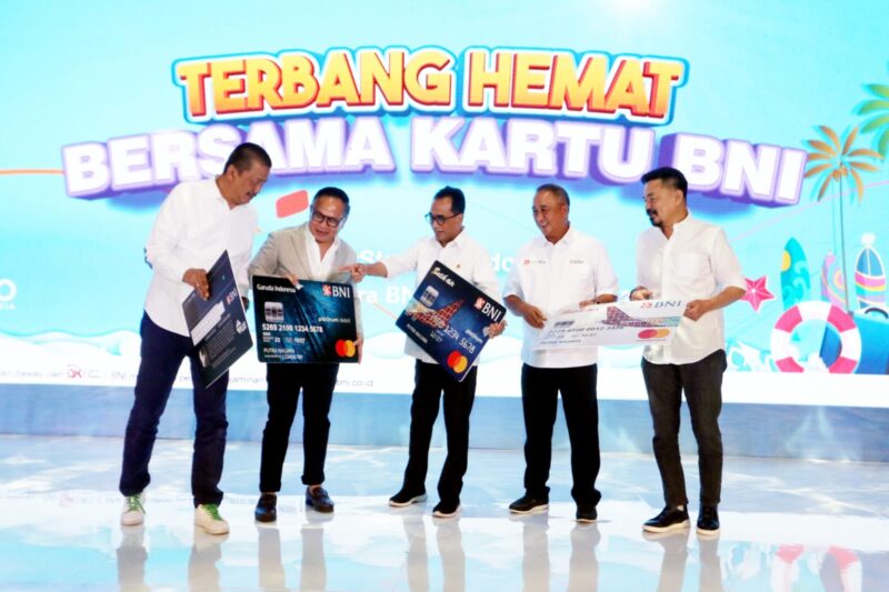 *Tiket Terjangkau ---* (Ki - Ka) Direktur Utama Garuda Indonesia Irfan Setiaputra, *Wakil Menteri II BUMN* Kartika Wirjoatmodjo,
Menteri Perhubungan Budi Karya Sumadi,  Direktur Utama BNI Royke Tumilaar, dan Owner Lion Air Group Rusdi Kirana saat Peluncuran Program Terbang Hemat Bersama Kartu BNI 2022. 

Program ini menjadi salah satu kontribusi paling awal yang diberikan perbankan nasional terhadap instruksi Presiden Joko Widodo terkait normalisasi tarif tiket pesawat terbang.Foto Dok BNI