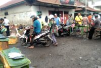 Aksi nekat para pedagang ikan pasar Mbongawani Ende menjual ikan di badan jalan (Foto: Chen Rasi/Savanaparadise.com)