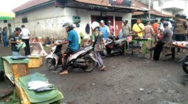 Aksi nekat para pedagang ikan pasar Mbongawani Ende menjual ikan di badan jalan (Foto: Chen Rasi/Savanaparadise.com)