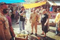 Wakil Bupati Kabupaten Ende, Erikos Emanuel Rede sedang berdialog dengan para pedagang ikan di pasar Mbongawani (Foto: Chen Rasi/Savanaparadise.com)