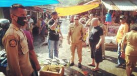 Wakil Bupati Kabupaten Ende, Erikos Emanuel Rede sedang berdialog dengan para pedagang ikan di pasar Mbongawani (Foto: Chen Rasi/Savanaparadise.com)