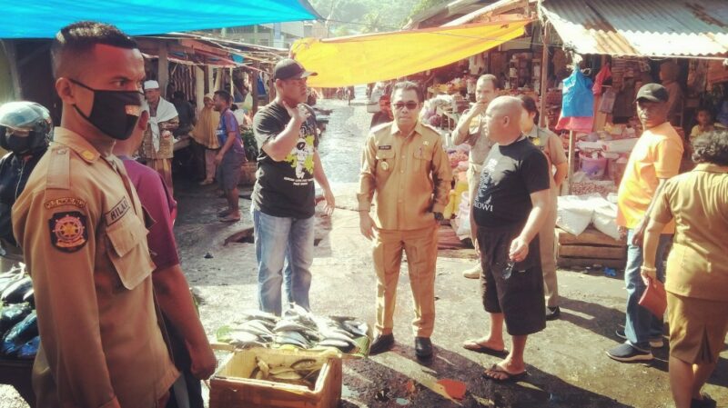 Wakil Bupati Kabupaten Ende, Erikos Emanuel Rede sedang berdialog dengan para pedagang ikan di pasar Mbongawani (Foto: Chen Rasi/Savanaparadise.com)