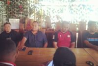 Ketua Asprov NTT, Cris Mboik (tengah) bersama tim saat konferensi pers dengan sejumlah awak media di Ende (Foto: Chen Rasi/Savanaparadise.com)
