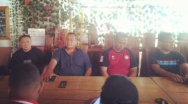 Ketua Asprov NTT, Cris Mboik (tengah) bersama tim saat konferensi pers dengan sejumlah awak media di Ende (Foto: Chen Rasi/Savanaparadise.com)