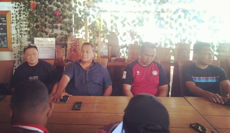 Ketua Asprov NTT, Cris Mboik (tengah) bersama tim saat konferensi pers dengan sejumlah awak media di Ende (Foto: Chen Rasi/Savanaparadise.com)