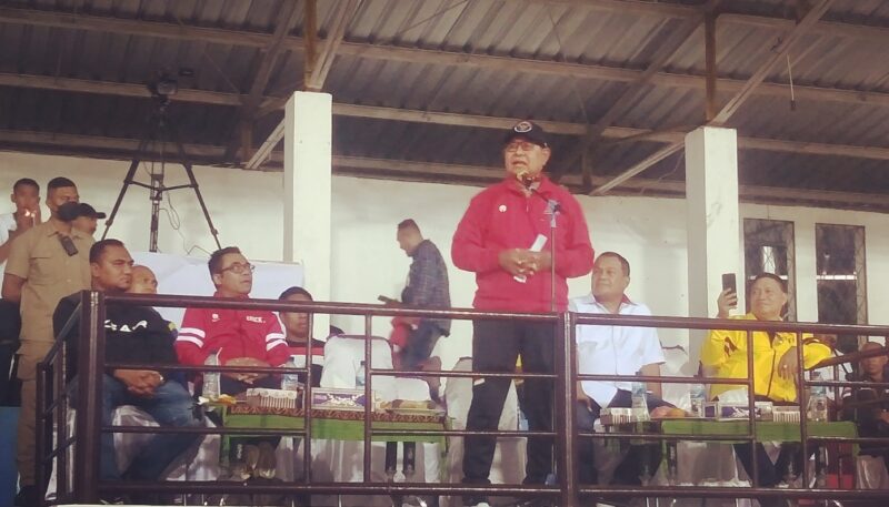 Wakil Gubernur NTT, Yosef Nae Soi saat memberikan sambutan pada liga pelajar Soeratin Cup U-17 tahun 2022 di Ende (Foto: Chen Rasi/Savanaparadise.com)