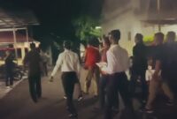 Pihak penyidik Polres Ende sedang mengkawal  dua tersangka yang ditahan atas kasus dugaan tindak pidana korupsi (Foto: Chen Rasi/Savanaparadise.com)