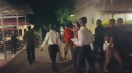 Pihak penyidik Polres Ende sedang mengkawal  dua tersangka yang ditahan atas kasus dugaan tindak pidana korupsi (Foto: Chen Rasi/Savanaparadise.com)