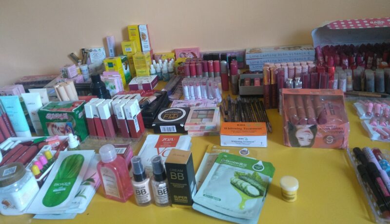 Barang-barang kosmetik ilegal dan mengandung bahan berbahaya yang di sita Loka POM Ende (Foto: Chen Rasi/Savanaparadise.com)