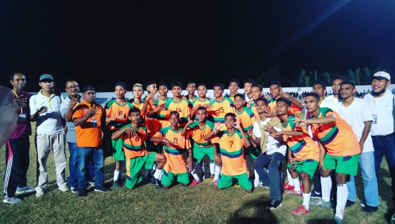Perseftim Flores Timur pose bersama pelatih dan official usai bungkam Perserond Rote Ndao 4:0 (Foto: Chen Rasi/Savanaparadise.com)