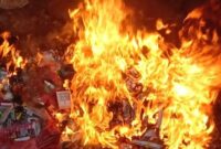 Loka POM Ende membakar ribuan barang kosmetik ilegal dan mengandung bahan berbahaya (Foto: Chen Rasi/Savanaparadise.com)