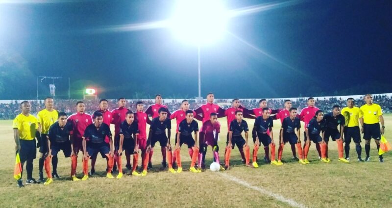 Pose bersama kedua kesebalasan di laga final yang mempertemukan Perse Ende vs PSN Ngada sebelum kick off