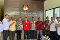 Foto bersama DPD GMNI NTT bersama komisoner KPUD Provinsi NTT usai audiens (Foto: Istimewa)