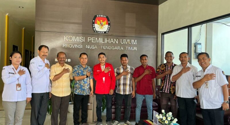 Foto bersama DPD GMNI NTT bersama komisoner KPUD Provinsi NTT usai audiens (Foto: Istimewa)
