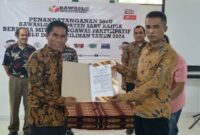 Ketua Bawaslu berpose bersama Alumni GMNI Sabu Raijua usai penandatangan MoU (Foto: Dule Dubu/Savanaparadise.com)