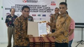 Ketua Bawaslu berpose bersama Alumni GMNI Sabu Raijua usai penandatangan MoU (Foto: Dule Dubu/Savanaparadise.com)