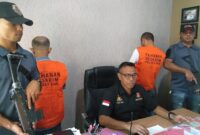Kasat Reskrim Polres Ende, Iptu Yance Kadiaman sedang menjelaskan kronologis kasus perdagangan orang (Foto: Chen Rasi/Savanaparadise.com)