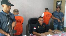 Kasat Reskrim Polres Ende, Iptu Yance Kadiaman sedang menjelaskan kronologis kasus perdagangan orang (Foto: Chen Rasi/Savanaparadise.com)