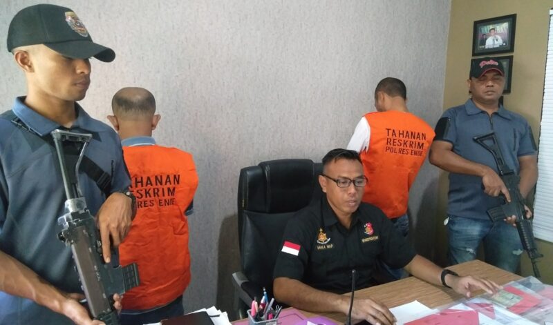 Kasat Reskrim Polres Ende, Iptu Yance Kadiaman sedang menjelaskan kronologis kasus perdagangan orang (Foto: Chen Rasi/Savanaparadise.com)