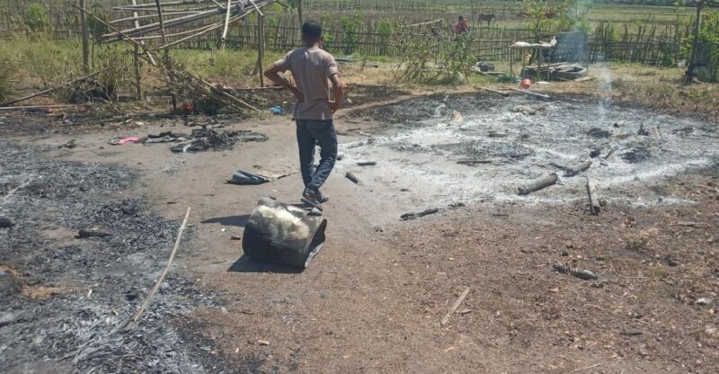 Tampak abu dan puing-puing bekas kebakaran dua pondok sawah(Foto: Chen Rasi/Savanaparadise.com)