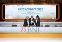 Direktur Utama BNI Royke Tumilaar (tengah), Wakil Direktur Utama BNI Adi Sulistyowati (kiri) Direktur Finance Novita Widya Anggraini (kanan) usai Rapat Umum Pemegang Saham Luar Biasa 2022 BNI di Menara BNI Pejompongan, Jakarta, Rabu (31/8/2022). 

BNI berhasil menembus total aset hingga Semester pertama 2022 senilai Rp 946,49 triliun, naik 8,2% YoY. Dengan bekal aset tersebut BNI memiliki kemampuan untuk meminimalisir risiko yang dihadapi ke depan.Foto Dok BNI