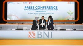 Direktur Utama BNI Royke Tumilaar (tengah), Wakil Direktur Utama BNI Adi Sulistyowati (kiri) Direktur Finance Novita Widya Anggraini (kanan) usai Rapat Umum Pemegang Saham Luar Biasa 2022 BNI di Menara BNI Pejompongan, Jakarta, Rabu (31/8/2022). 

BNI berhasil menembus total aset hingga Semester pertama 2022 senilai Rp 946,49 triliun, naik 8,2% YoY. Dengan bekal aset tersebut BNI memiliki kemampuan untuk meminimalisir risiko yang dihadapi ke depan.Foto Dok BNI