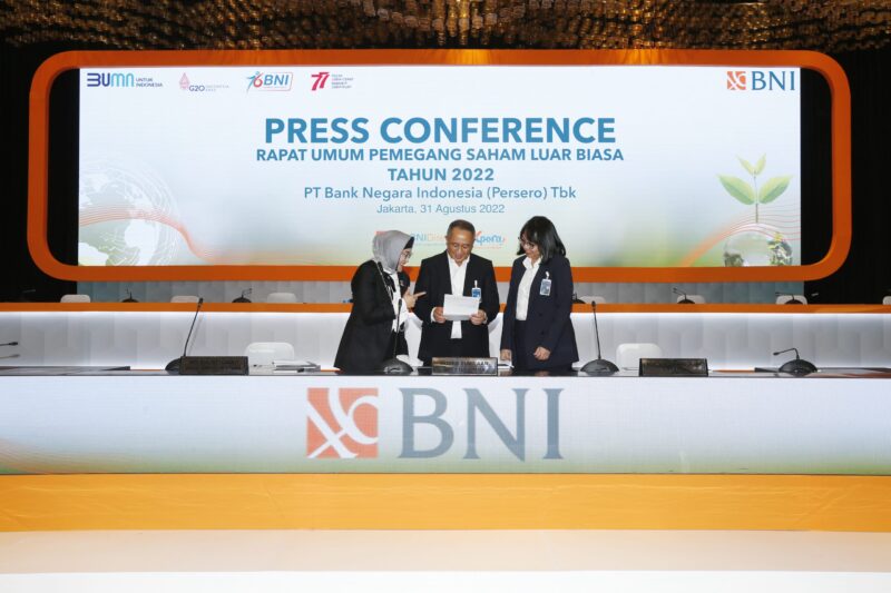 Direktur Utama BNI Royke Tumilaar (tengah), Wakil Direktur Utama BNI Adi Sulistyowati (kiri) Direktur Finance Novita Widya Anggraini (kanan) usai Rapat Umum Pemegang Saham Luar Biasa 2022 BNI di Menara BNI Pejompongan, Jakarta, Rabu (31/8/2022). 

BNI berhasil menembus total aset hingga Semester pertama 2022 senilai Rp 946,49 triliun, naik 8,2% YoY. Dengan bekal aset tersebut BNI memiliki kemampuan untuk meminimalisir risiko yang dihadapi ke depan.Foto Dok BNI
