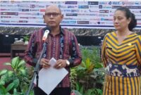 Kadishub Provinsi NTT, Isyak Nuka bersama asisten saat jumpa pers di Aula utama El Tari Kupang (Foto: Dule Dubu/Savanaparadise.com)