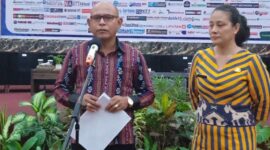 Kadishub Provinsi NTT, Isyak Nuka bersama asisten saat jumpa pers di Aula utama El Tari Kupang (Foto: Dule Dubu/Savanaparadise.com)