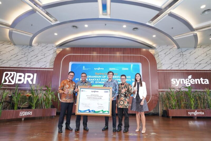  kiri ke kanan: Amam Sukriyanto - Direktur Small & Medium Business BRI, Agus Noorsanto - Direktur Institutional & Wholesale Business BRI
Kazim Hasnain - Presiden Direktur PT Syngenta Indonesia Ronnie Keh - Direktur PT Syngenta Indonesia Rafaela Arancibia - NFE Omnichannel & Customer Experience Lead Syngenta Asia Pacific