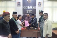 Kelompok Cipayung Kota Kupang saat menyerahkan tuntutan kepada komisi III DPRD Provinsi NTT (Foto: Dule Dubu/Savanaparadise.com)