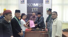 Kelompok Cipayung Kota Kupang saat menyerahkan tuntutan kepada komisi III DPRD Provinsi NTT (Foto: Dule Dubu/Savanaparadise.com)